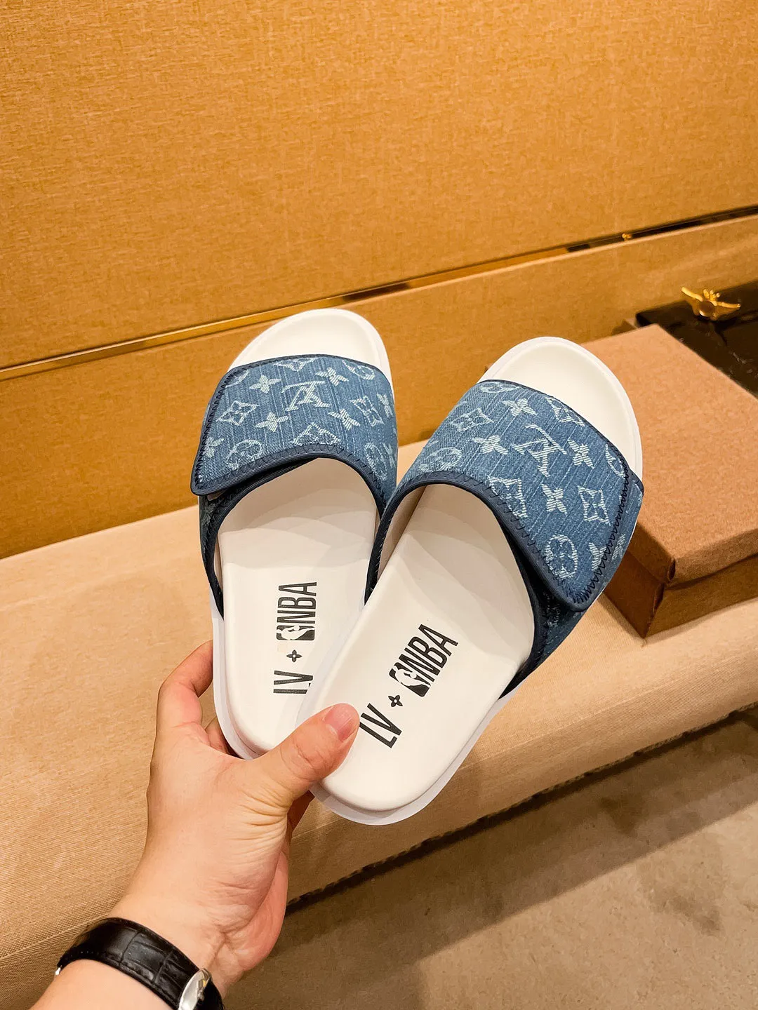 Men's men's shoes💰 300💰New model on the market🔥 [LV🔥 Louis Vuitton slippers] High-end 1:1 mold customization, original upgraded version of the outsole, lighter and non-slip. The market's top quality, fashionable and trendy, versatile and popular, simple yet tasteful, a must-have for fashionistas, exuding a fashionable and casual atmosphere, fashion is at your feet, full of confidence, the same style at the counter 👍The season of spring and summer slippers is here, super beautiful to wear, 38-44 1⃣️colors available🔥